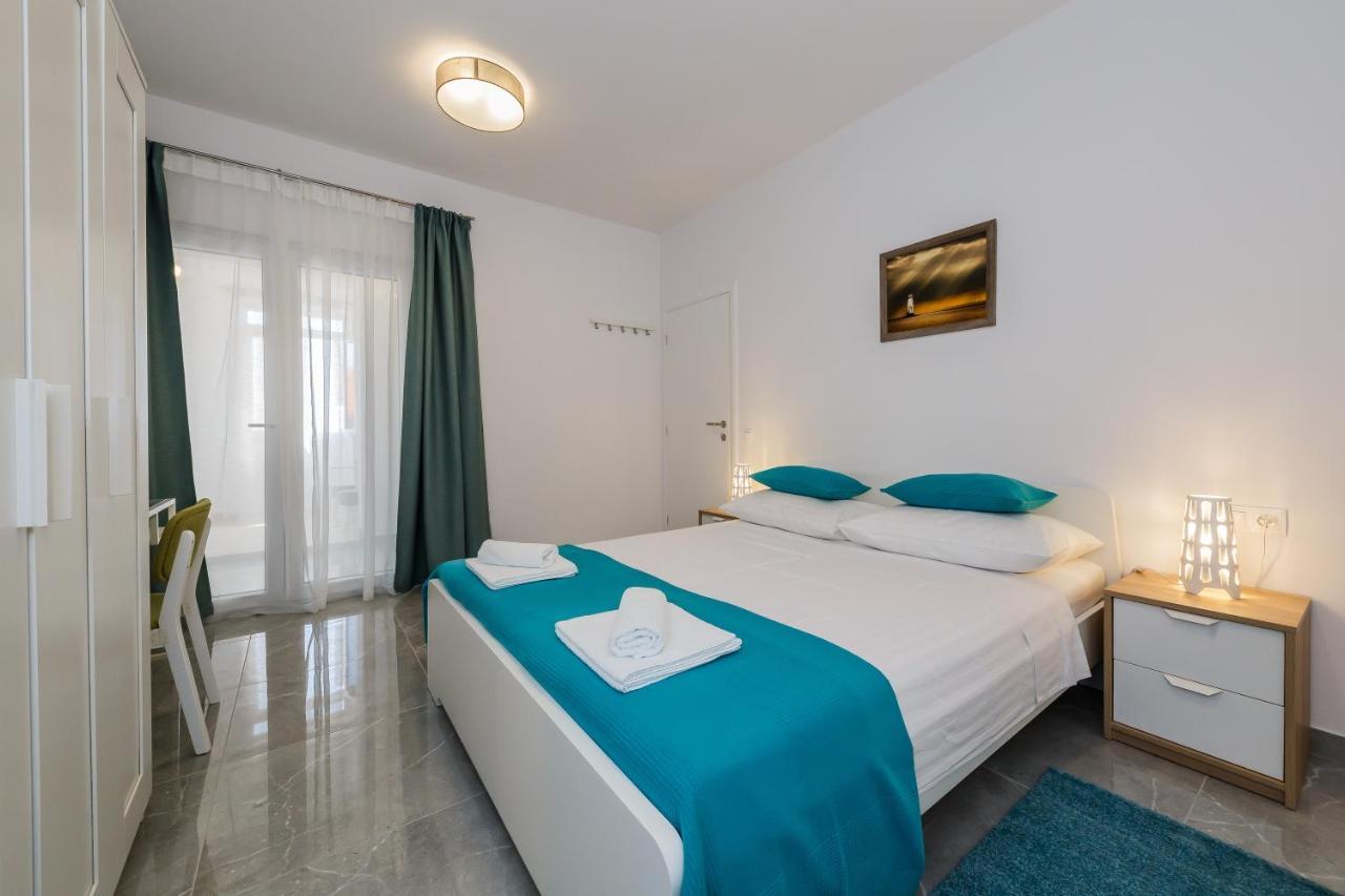 Apartmani Ujakovic Kastela Exterior photo