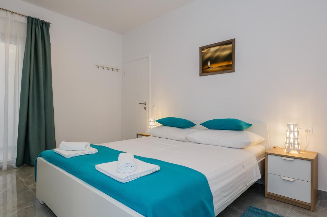 Apartmani Ujakovic Kastela Exterior photo