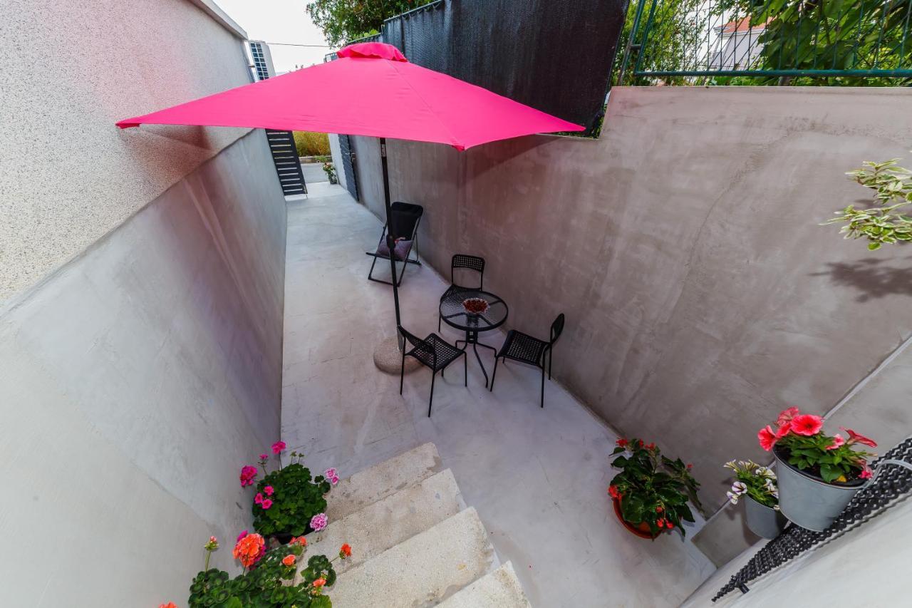Apartmani Ujakovic Kastela Exterior photo