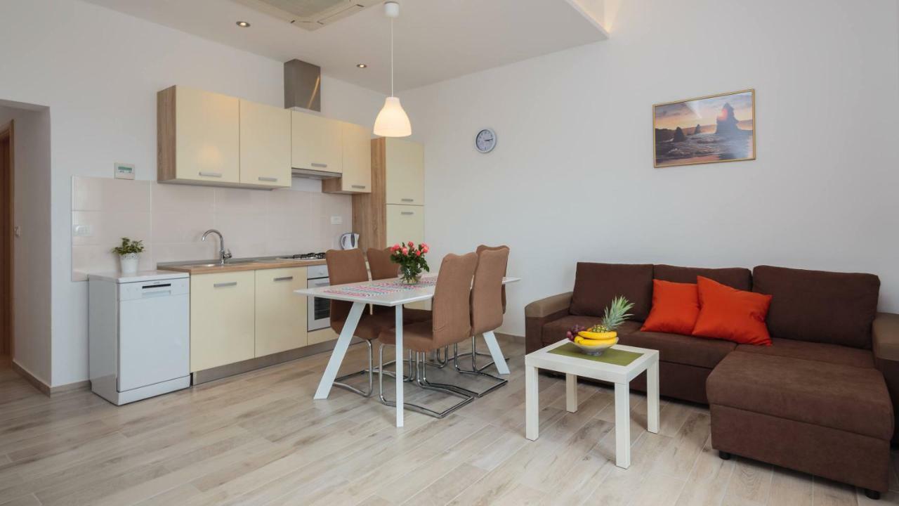 Apartmani Ujakovic Kastela Exterior photo
