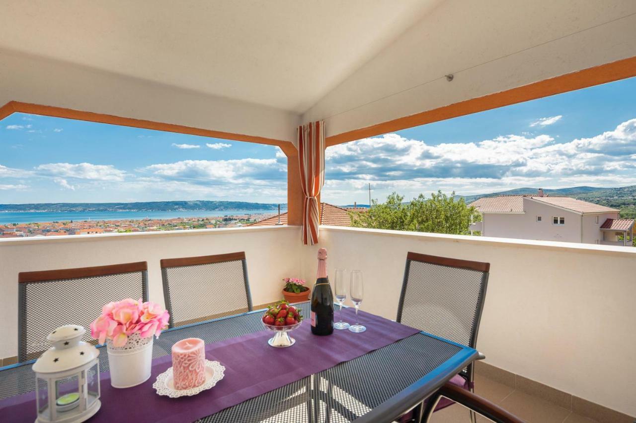 Apartmani Ujakovic Kastela Exterior photo